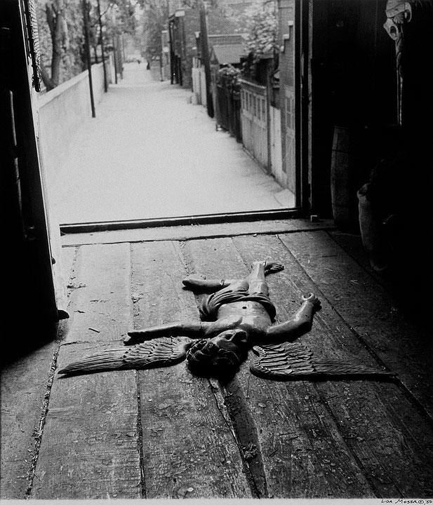 Photo de l’œuvre Broken Woodcarving on Floor, Montreal 1950 de Lida Moser (Afficher en plein écran)