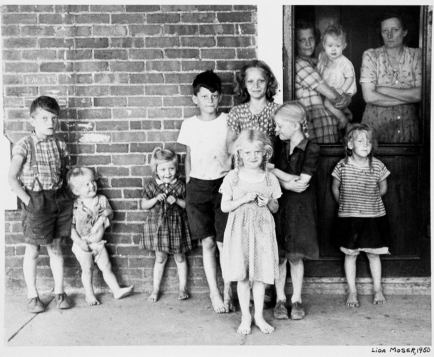 Photo de l’œuvre The Arsenault Family in Front of their Home in L’Islet de Lida Moser (Afficher en plein écran)