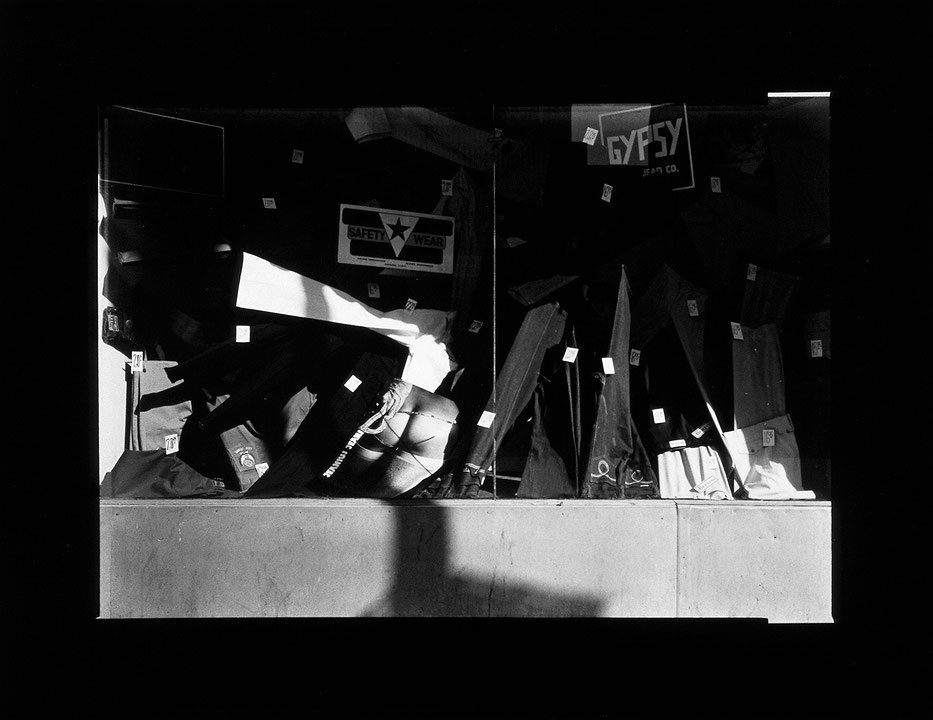 Photo de l’œuvre Superior Pants. Mercerie pour hommes, Montréal, avril 1978 April (de la série « Inner Landscapes / Les paysages vitrés », 1976-1980) de Clara Gutsche (Afficher en plein écran)