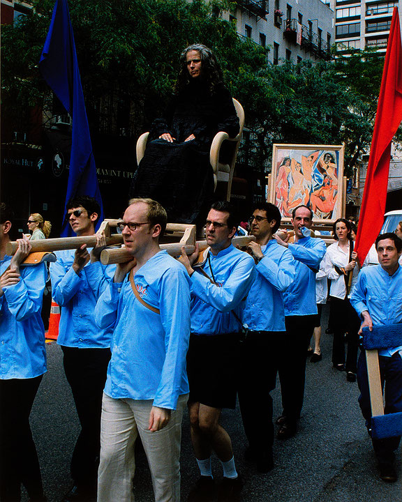 Photo de l’œuvre Kiki Smith, « Princess of the Art’s » portée en procession sur la 5ième avenue, N.Y. de Michael Solis (Afficher en plein écran)
