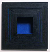 Photo de l’œuvre Black Inset Wall Piece, 4 Blue Lines with Blue Interior de Jackie Winsor