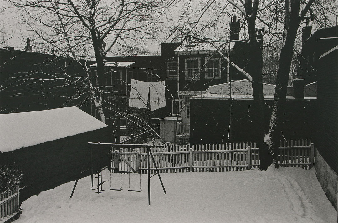 Photo de l’œuvre Arrière avec neige et draps de Charles Gagnon (Afficher en plein écran)