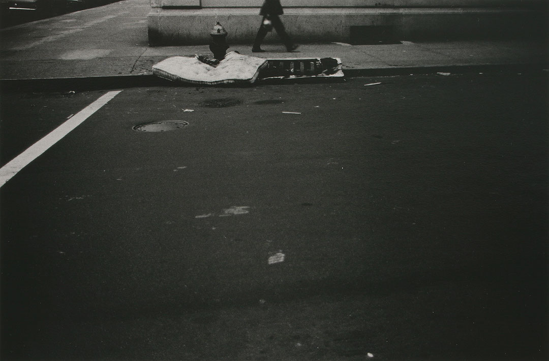 Photo de l’œuvre Borne-fontaine et matelas brûlé - N.Y. de Charles Gagnon (Afficher en plein écran)