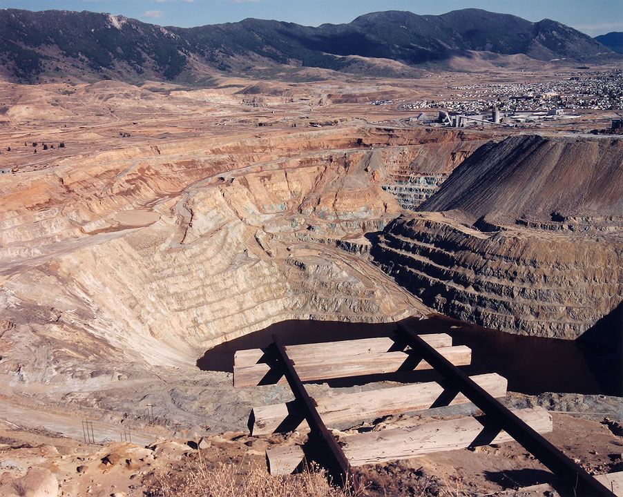 Photo de l’œuvre Mines No. 43, Berkeley Pit, Anaconda Copper Mine, Butte, Montana de Edward Burtynsky (Afficher en plein écran)