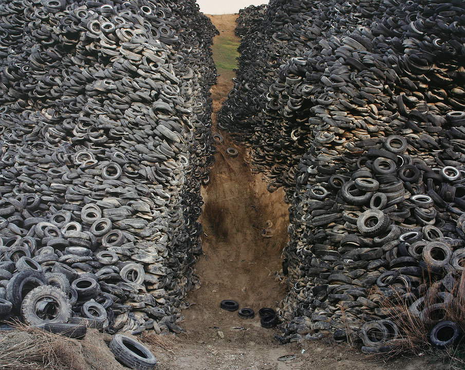 Photo de l’œuvre Oxford Tire Pile No. 8, Westley, California de Edward Burtynsky (Afficher en plein écran)