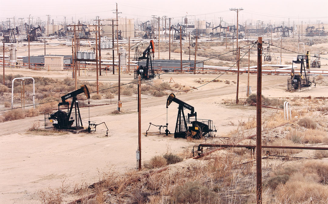 Photo de l’œuvre Oil fields No. 3, McKittrick, California de Edward Burtynsky (Afficher en plein écran)