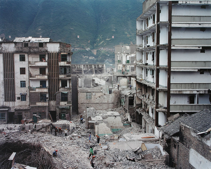 Photo de l’œuvre Three Gorges Dam Project, Wushan No. 3, Yangtze River, China de Edward Burtynsky (Afficher en plein écran)