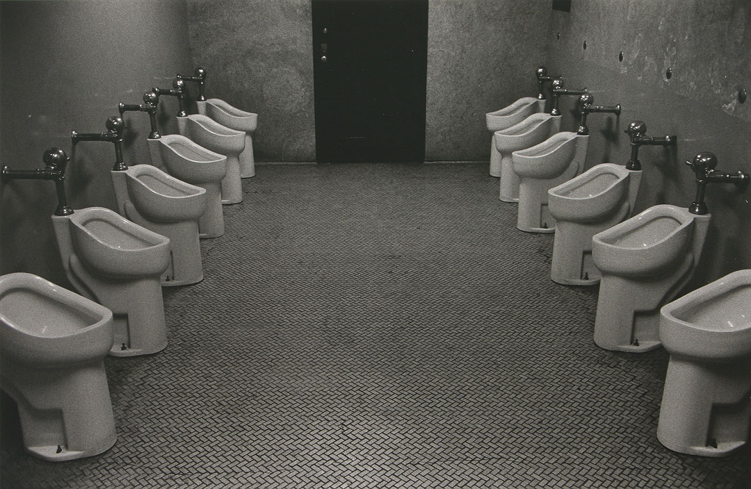 Photo de l’œuvre Toilette, Gare Union - Toronto de Charles Gagnon (Afficher en plein écran)