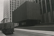 Photo de l’œuvre Voûte avec camion et homme se tenant la tête - Montréal de Charles Gagnon