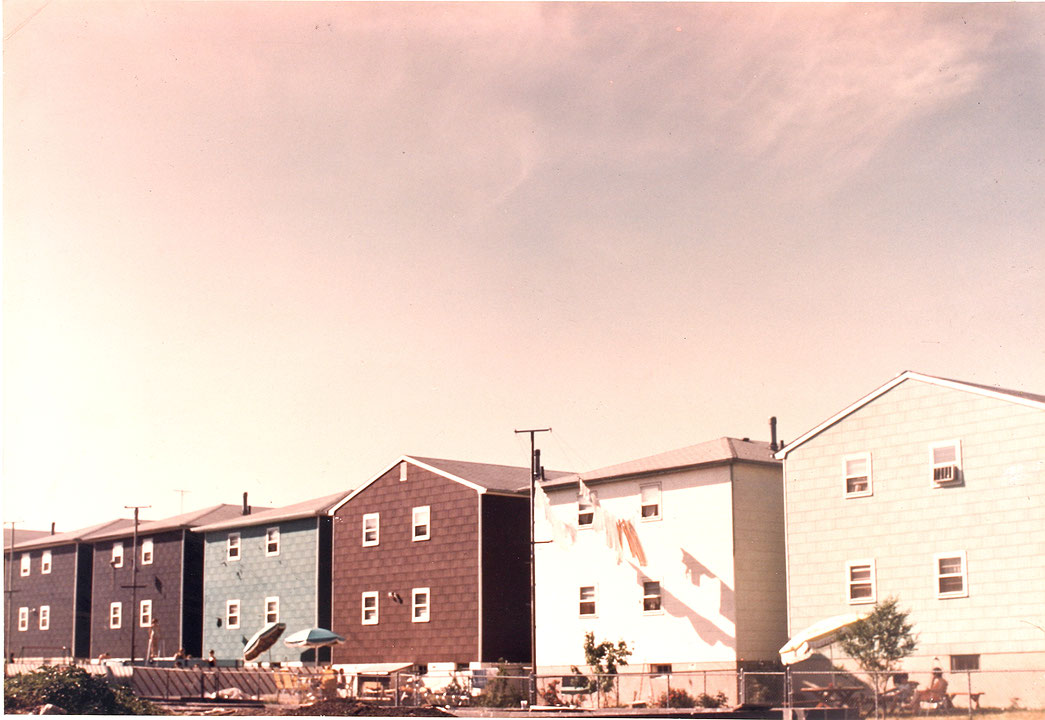 Photo de l’œuvre Bayonne, New Jersey (de la série « Homes for America », 1966) de Dan Graham (Afficher en plein écran)
