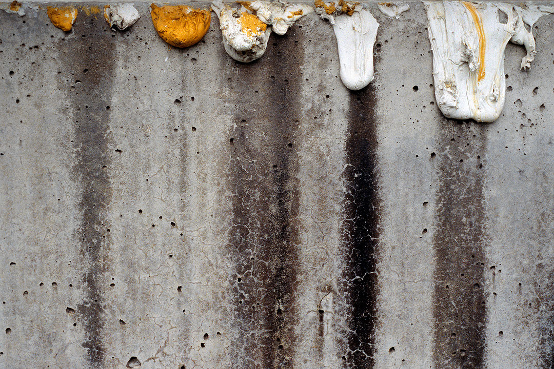 Photo de l’œuvre Petite négligence, se débarrasser des restes (dépôts de peinture sur muret de béton) (de la série « Marquer le territoire - Transformer l’espace », 2004-2005) de Martin Désilets (Afficher en plein écran)