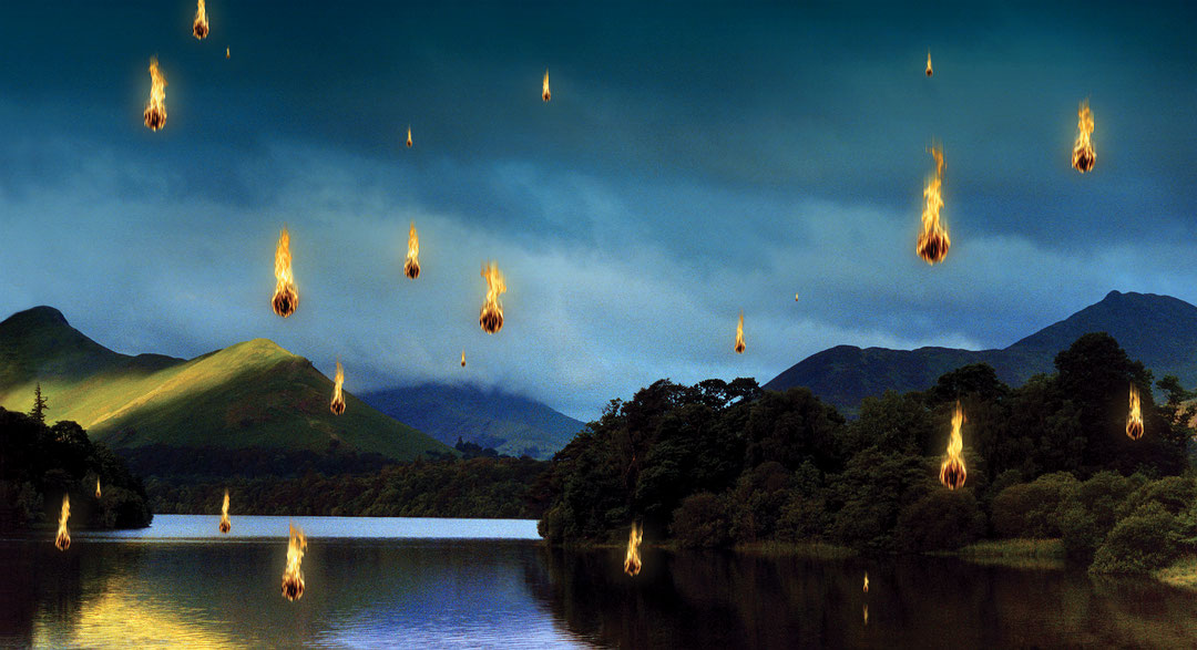 Image couleur dans laquelle des balles de feu pleuvent sur un lac niché au cœur de montagnes verdoyantes. (Afficher en plein écran)