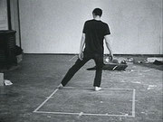 Photo de l’œuvre Dance or Exercise on the Perimeter of a Square (Square Dance) de Bruce Nauman