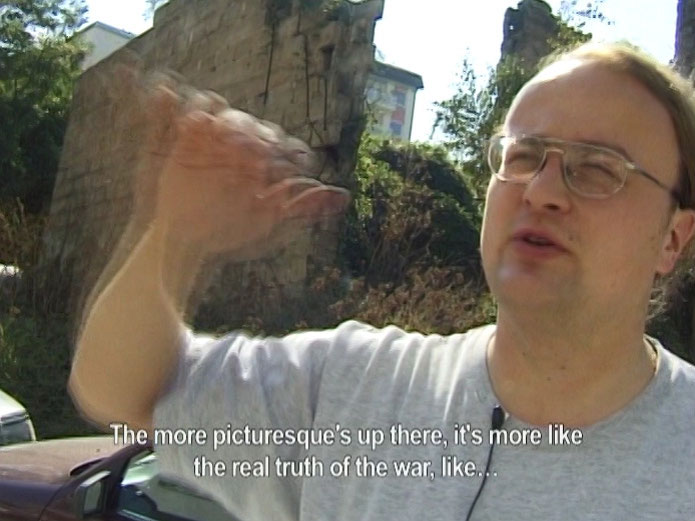 Photo de l’œuvre War Tourist in Sarajevo (de la série « War Tourist », 2004 - 2008) de Emanuel Licha (Afficher en plein écran)