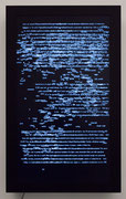 Photographie couleur d’un écran plat posé au mur sur lequel apparaissent des mots et des chiffres générés numériquement. L’ensemble forme une figure abstraite.