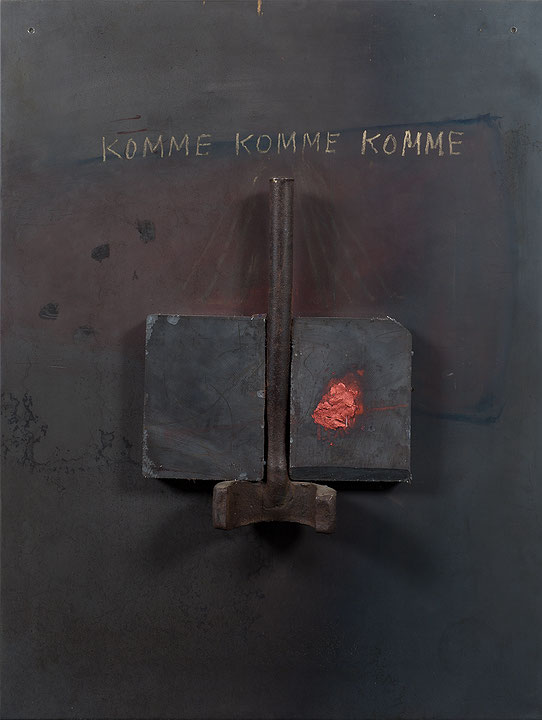 Photo de l’œuvre Komme, Komme, Komme (de la série « Steel Notes », 1988-1989) de Betty Goodwin (Afficher en plein écran)