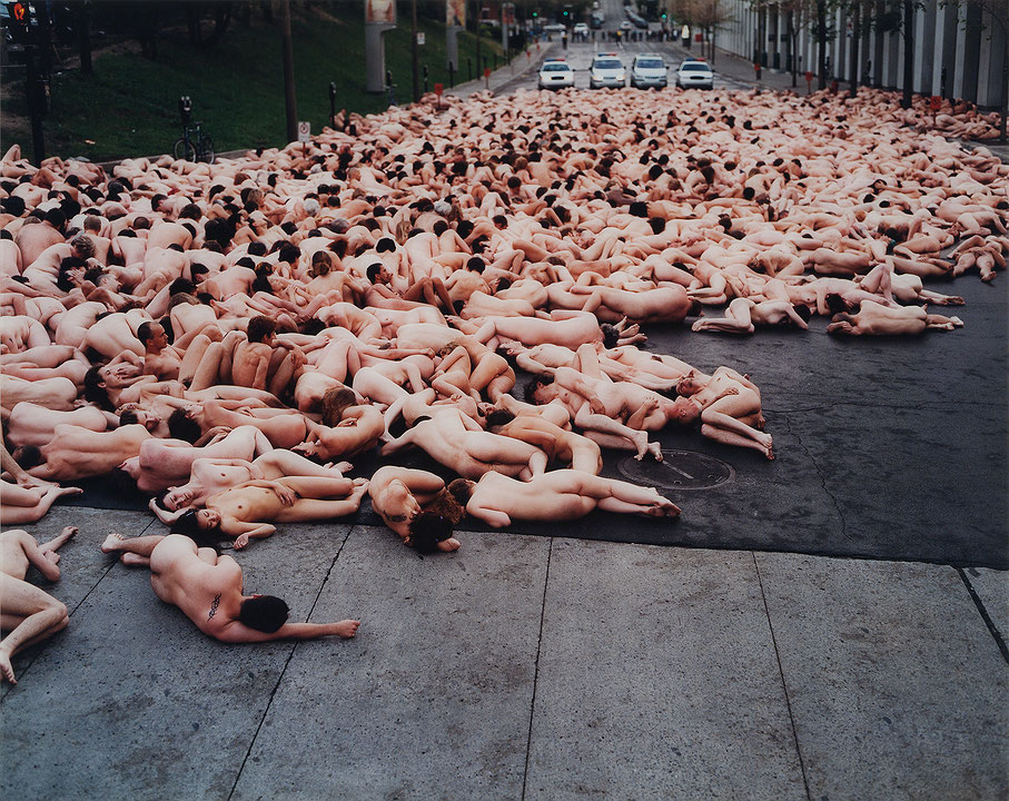 Photo de l’œuvre Montréal 2 (Musée d’art contemporain de Montréal) de Spencer Tunick (Afficher en plein écran)