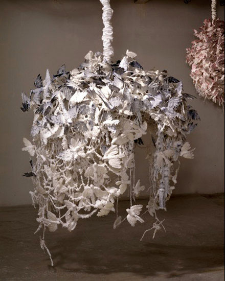 Photo de l’œuvre Untitled # 810 (Filipino Hat) de Petah Coyne (Afficher en plein écran)