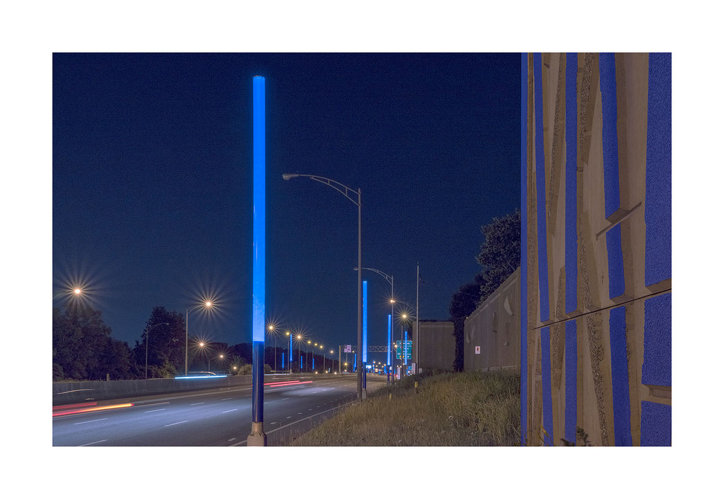Photo de l’œuvre Bordure de l’autoroute 20, nuit (de l’installation « Bleu de bleu », 2015-2018) de Alain Paiement (Afficher en plein écran)