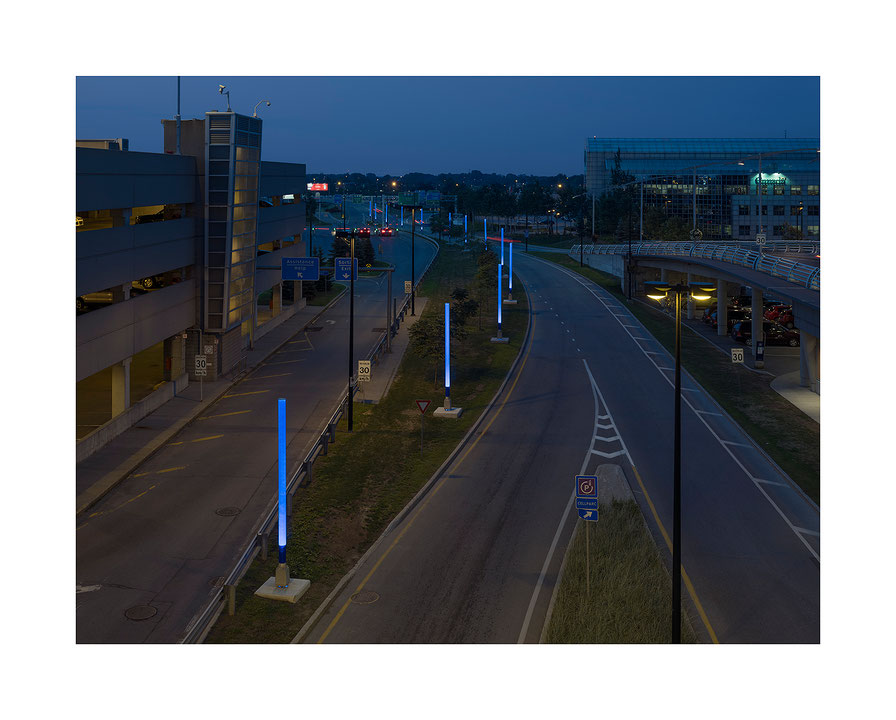 Photo de l’œuvre Fûts lumineux, aéroport, à l’aube (de l’installation « Bleu de bleu », 2015-2018) de Alain Paiement (Afficher en plein écran)