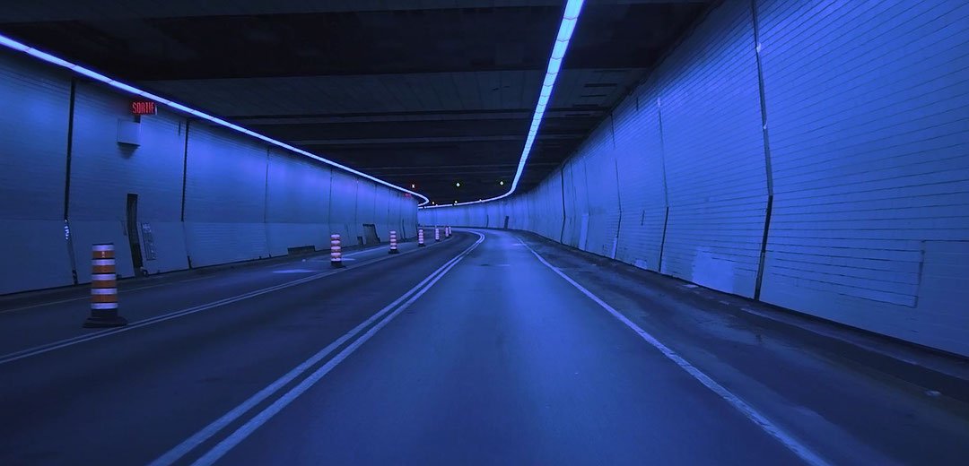 Photo de l’œuvre Tunnel bleu (de l’installation « Bleu de bleu », 2015-2018) de Alain Paiement (Afficher en plein écran)