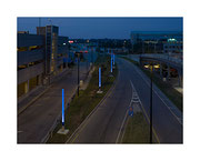 Photo de l’œuvre Fûts lumineux, aéroport, à l’aube (de l’installation « Bleu de bleu », 2015-2018) de Alain Paiement